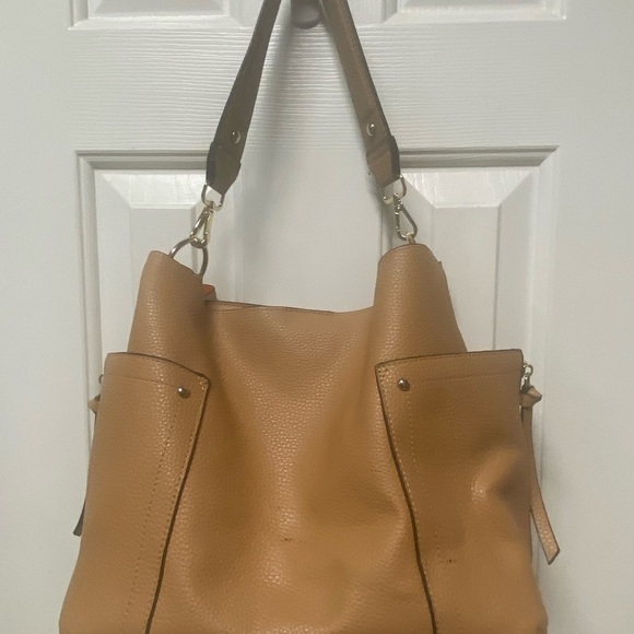 Steve Madden Lucia Large Tan Tote Bag
Detachable straps, multiple compartments - Picture 4 of 11